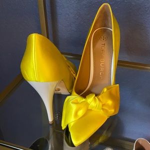 Gorgeous Tory Burch satin bow pumps